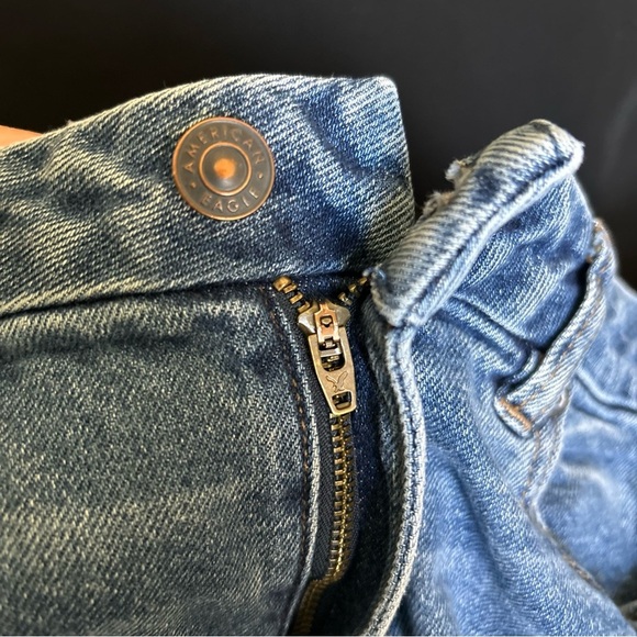 American Eagle Outfitters Women's Blue Distressed Curve Mom Jeans - Picture 7 of 9